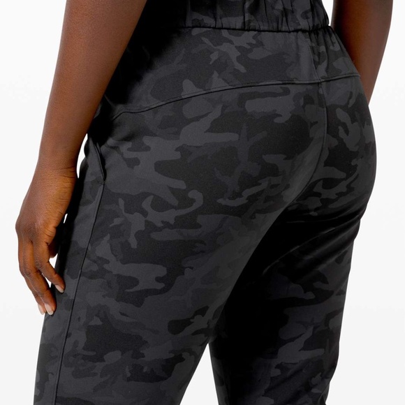 Lululemon - On The Fly 7/8 Pant, 27", Size 6, Incognito Camo Multi Grey - Picture 3 of 7